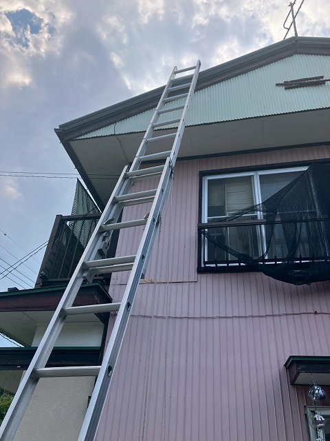 所沢市で台所からの雨漏り相談、屋根のトタンが経年劣化が進んでおり多数の雨漏り原因が疑われる状況